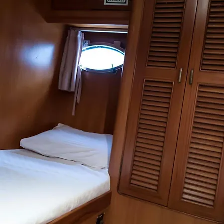 船上ホテル Vira Yacht *