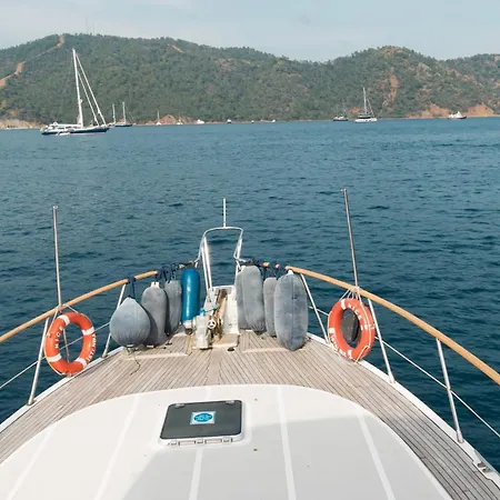 船上ホテル Vira Yacht *