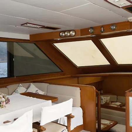 船上ホテル Vira Yacht